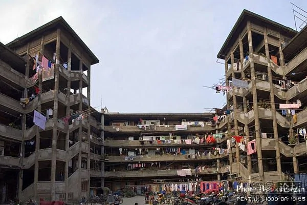 現實版「豬籠寨」：實拍上海奇特的居民住宅 
