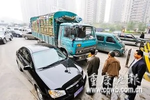 重庆高速公路因大雾封闭10万车辆滞留 