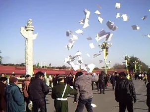 上海訪民陳建潮前往天安門散發傳單被警察帶走（志願者）