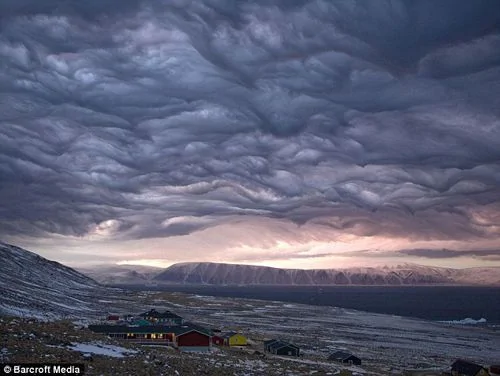 格陵蘭上空驚現世界終結的景象：再現盤古開天