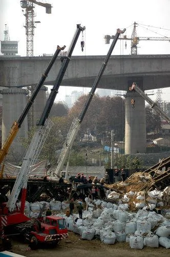 武漢建設中長江大橋引橋坍塌