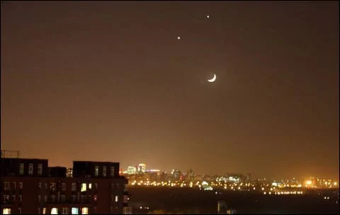 2008年12月1日，北京上空出現的「雙星伴月」天象。（網絡圖片）