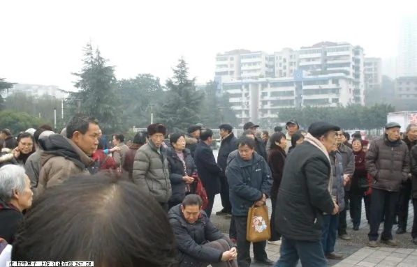 重庆市数万教师正在大罢课，副市长不管用