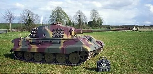 可以拉动汽车的终极玩具坦克 