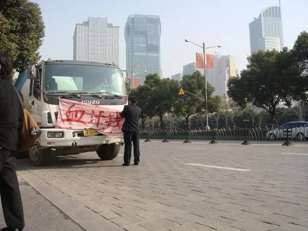 4輛「坦克」突降上海市府疑似楊佳再現雷倒武警（附圖片)視頻隨後跟進）