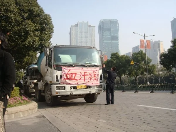 4辆“坦克”突降上海市府疑似杨佳再现雷倒武警（附图片)视频随后跟进）