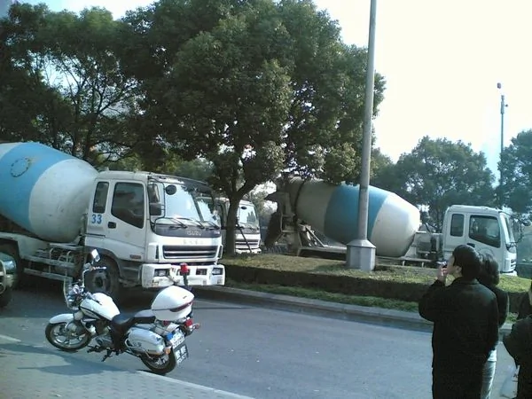 4輛「坦克」突降上海市府疑似楊佳再現雷倒武警（附圖片)視頻隨後跟進）