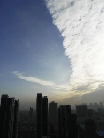 鄭州出現陰陽天景象雲天分明似刀割(組圖)