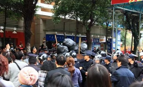 廣州大批防爆警察與阻止變電站的業主衝突（組圖）
