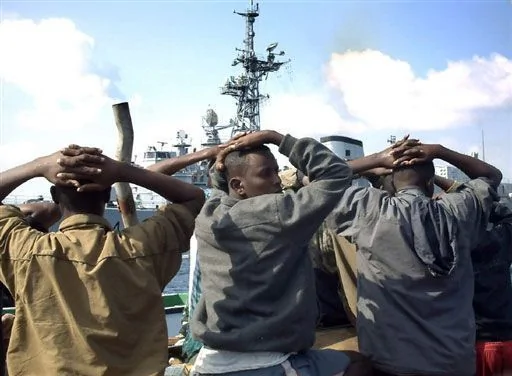 法國海軍抓獲19名索馬利亞海盜 繳獲大量武器 