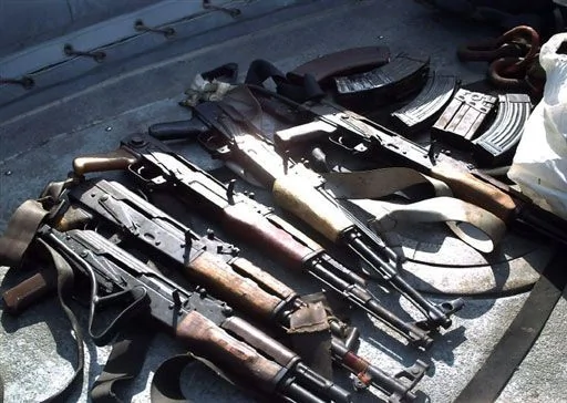 法国海军抓获19名索马里海盗 缴获大量武器 
