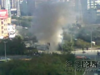 广州骏景花园业主继续维权 一公交车爆炸起火