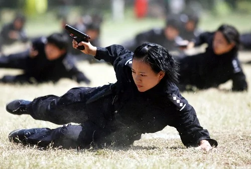 9月16日，参加公开演练的女特警展示反恐防暴技能。当日，武汉市500名特警队员通过一系列精彩演练，向市民展示反恐防暴能力。这是武汉市公安局特警支队成立一年多来，首次在公众面前亮相。 