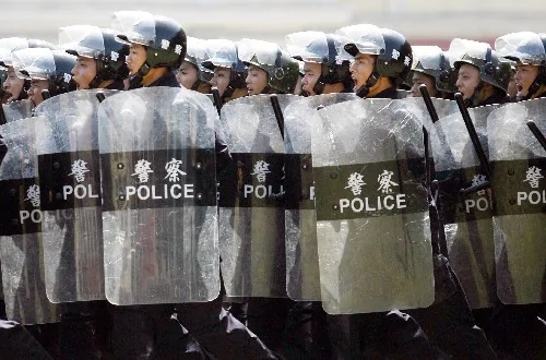 9月16日，参加公开演练的女特警展示反恐防暴技能。当日，武汉市500名特警队员通过一系列精彩演练，向市民展示反恐防暴能力。这是武汉市公安局特警支队成立一年多来，首次在公众面前亮相。 