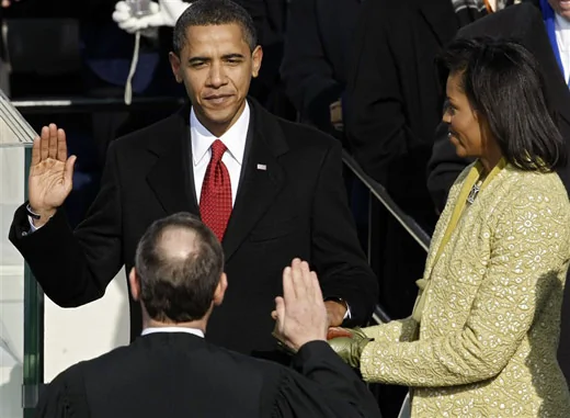 奥巴马宣誓就职 美国迎来第一位非洲裔总统 来源：中国新闻网