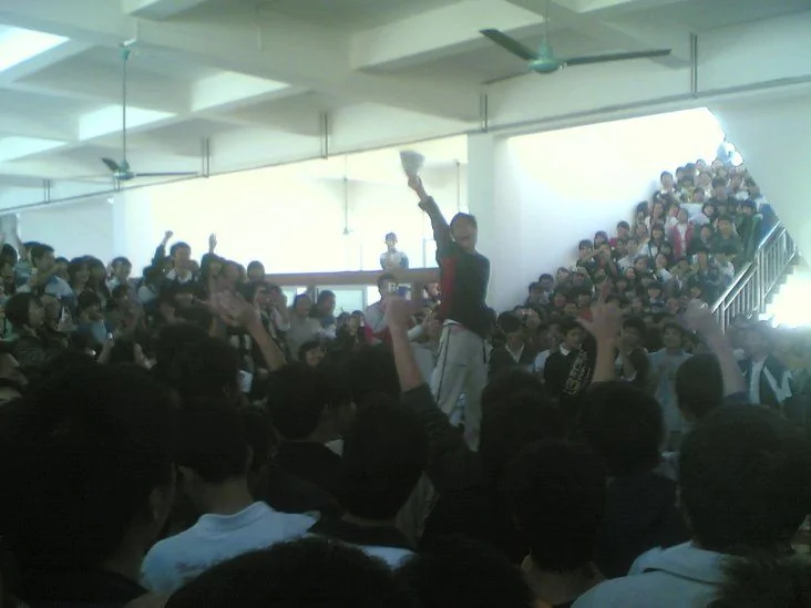 电白县七千中学生2009暴动真相：“还我人权！”
