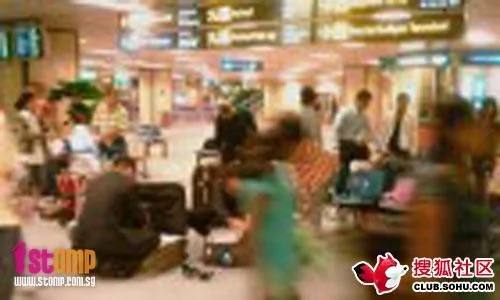 中國旅客除夕夜海外機場上演更衣秀震驚老外 