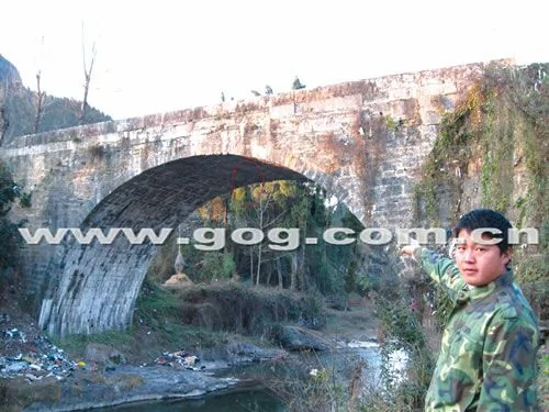 贵州百年古桥下悬挂宝剑 洪水从未淹到剑尖（图）