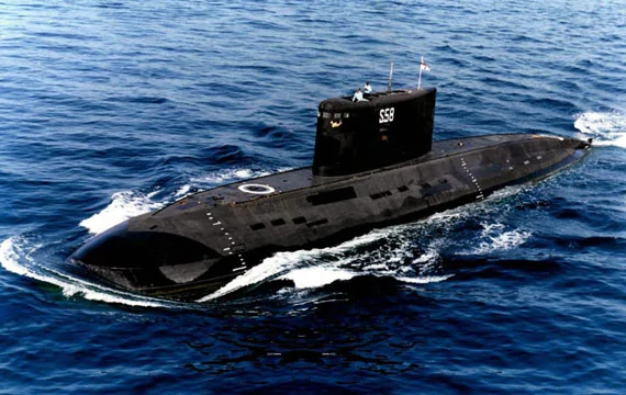 中国海军护航舰队将不明跟踪潜艇逼出水面(图)