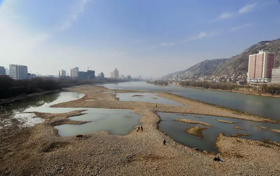 组图：黄河兰州段部分河床露底