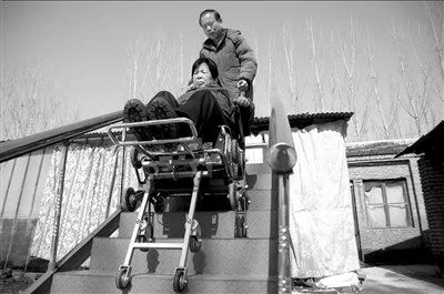 老人为骨折妻子发明能爬楼梯轮椅