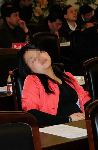 湖南长沙慈善大会与会者入睡 睡姿千奇百怪