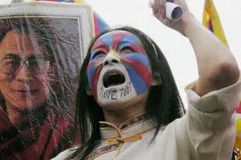 流亡藏人大规模示威取代欢庆新年(TPI)