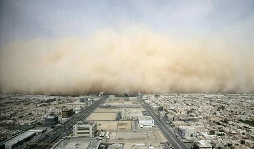 滚滚黄尘：沙特阿拉伯首都遭遇特大沙尘暴袭击
