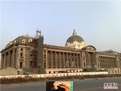 请保持克制，看看地震重灾区重建政府大楼