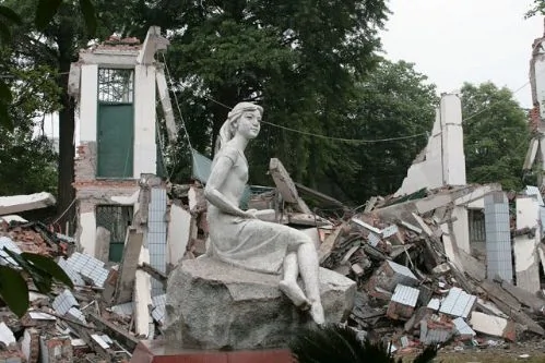 请保持克制，看看地震重灾区重建政府大楼
