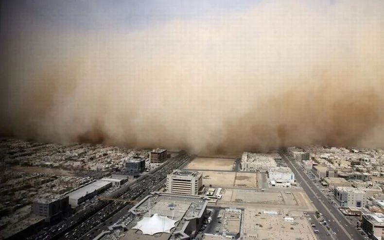 实拍沙尘暴横铺滚来覆盖城市