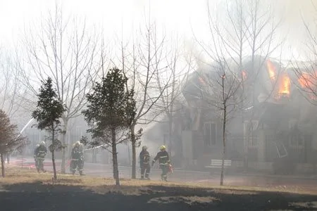 中央美院發生火災 簡易鐵皮宿舍燒變形1人受傷