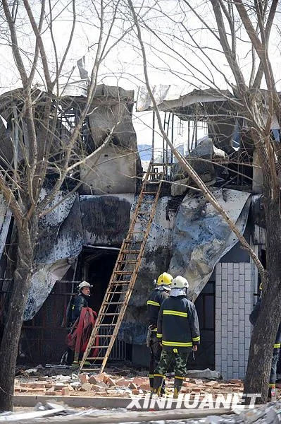 中央美院发生火灾 简易铁皮宿舍烧变形1人受伤