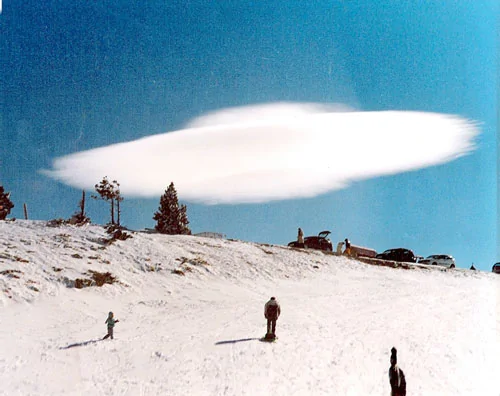 英国游客拍到西班牙上空飞碟状云团(图) - 天行者 - 天行者的博客