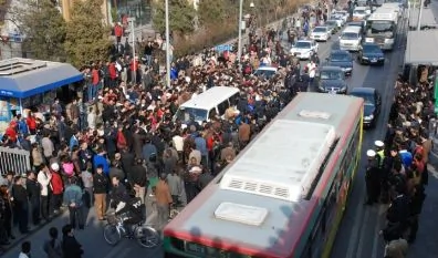北京城管雇佣流氓执法引起数千民众愤怒围堵