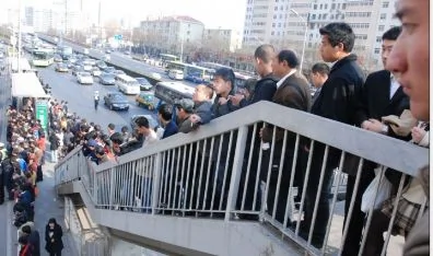 北京城管雇佣流氓执法引起数千民众愤怒围堵