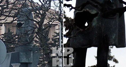 俄圣彼得堡列宁塑像被炸 严重被毁 