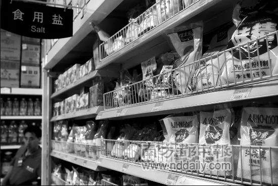 　　超市的食用鹽貨架上不見食用鹽,擺的全都是味精等調料。本報記者高貴彬攝