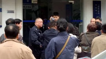 上海访民被殴打 十多名声援者被扣押（图, 视频）
