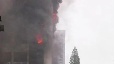 武漢市政府大樓火災 消防官兵正施救