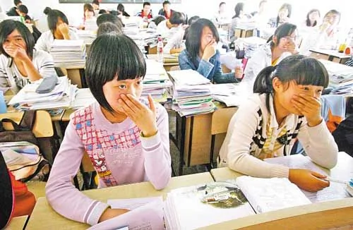 杭州蕭山一學校身處工業區內 學生關窗捂鼻上課 
