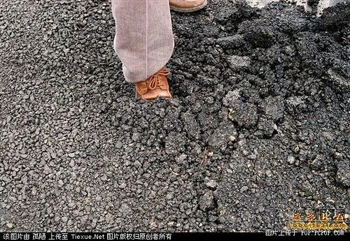 貴州耗資幾千萬元公路改造 48小時後柏油路變豆腐渣 