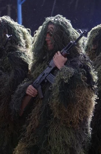 伊朗举行盛大建军节阅兵仪式 士兵形象怪异