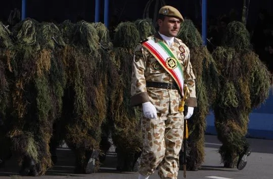 伊朗舉行盛大建軍節閱兵儀式 士兵形象怪異