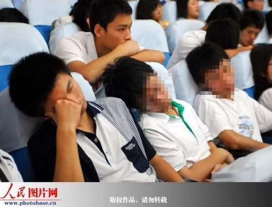 中國大學生五四報告會玩手機、睡大覺