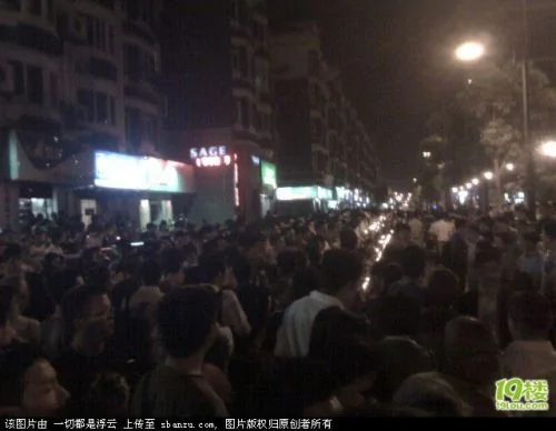 富家子弟飙车撞死浙大学生 近万群众街头哀悼