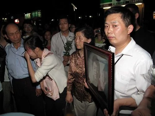 杭州富家子撞死路人案，被撞人女友写真被曝光