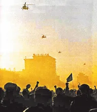 當年今日，軍隊的直升機不停在天安門廣場上空盤旋偵察。