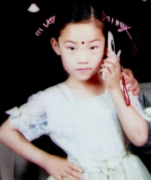 圖上這個捲縮在警車旁邊的小女孩，名叫吳彤（化名），今年才剛剛12周歲