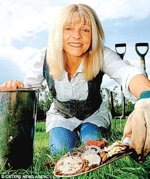 有如神助!英國57歲婦人自家後院挖出數百件古董